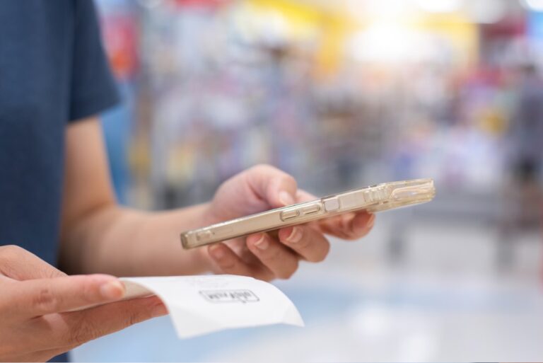 scan-receipt-with-iphone-GettyImages-1527386459.jpg