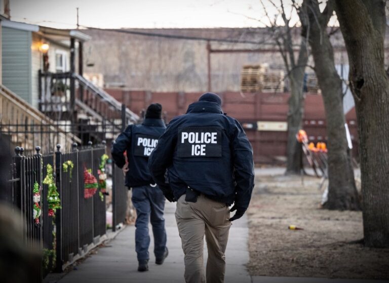 ice-raids-chicago-2195569552.jpg